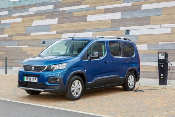 Обзор электрического компактвэна Peugeot e-Rifter