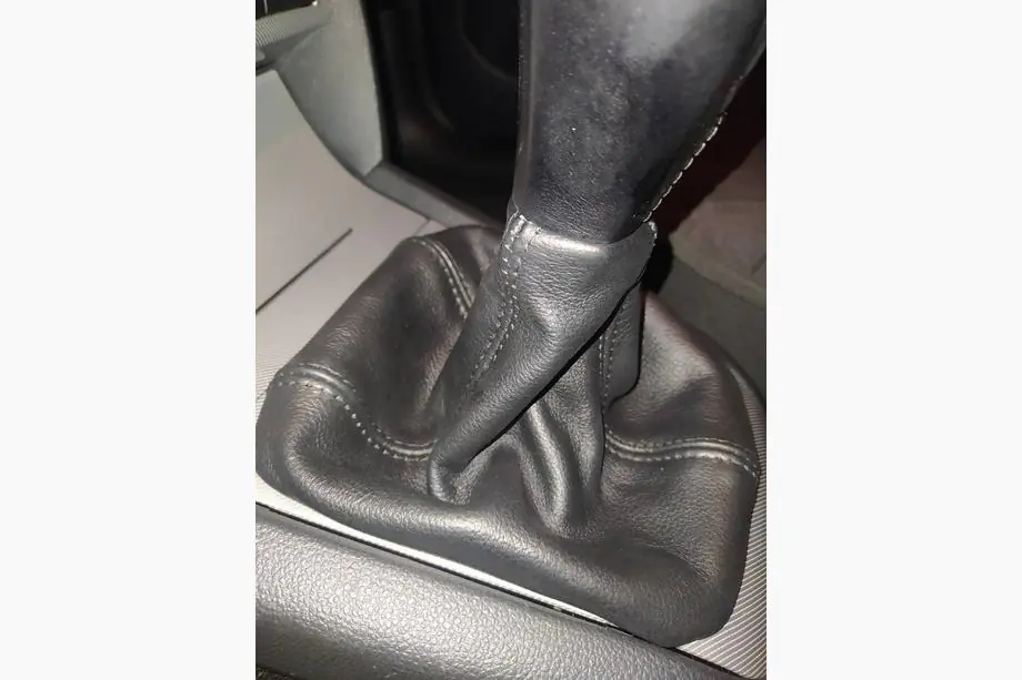 Skoda Octavia II A5 2006-2010 гг. Кожаный чехол для рычага КПП Image