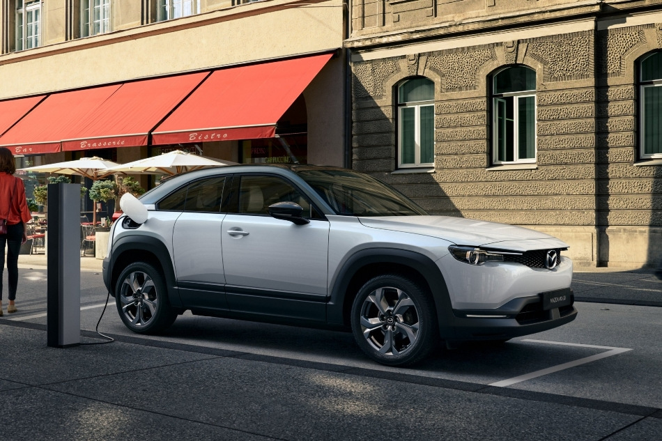 Первое поколение электрического кроссовера Mazda MX-30