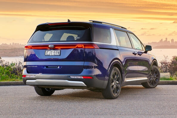 KIA Carnival четвертого поколения: новый взгляд на семейный минивэн фото 3
