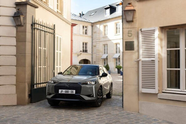 Обзор обновленного электрического кроссовера DS 3 E-Tense