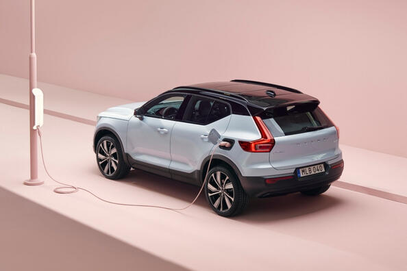Электрический полноприводный кроссовер Volvo XC40 Recharge
