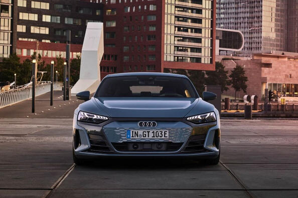 Обзор электрического спорт-седана Audi e-tron GT quattro фото 4