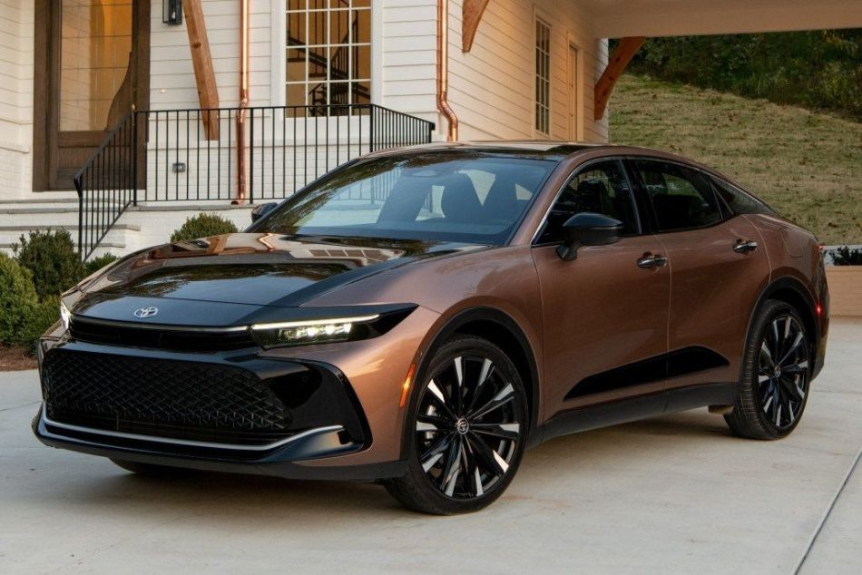 Обзор кросс-седана Toyota Crown