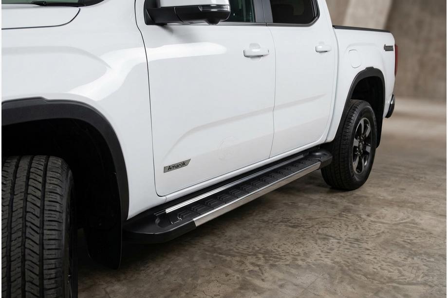 Volkswagen Amarok 2022- гг. Боковые пороги RedLine V1 (2 шт., алюминий) Фото 1