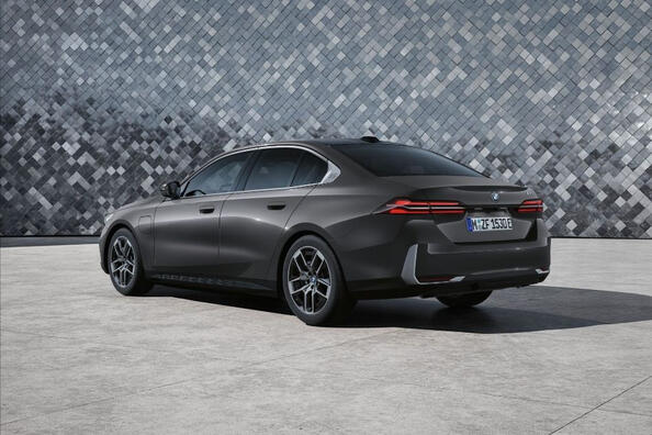 BMW 5 Series: бизнес-седан нового поколения фото 2