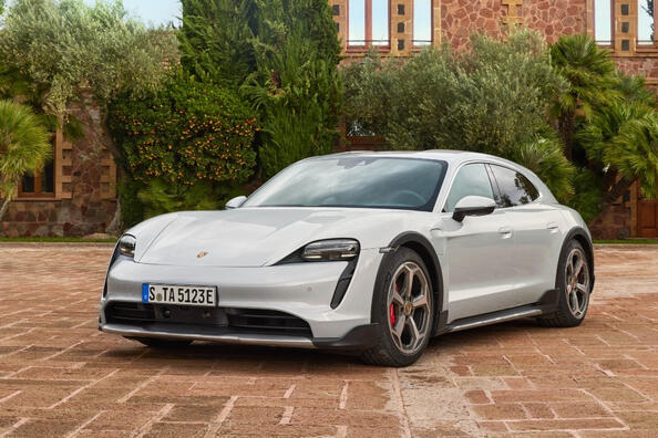 Porsche Taycan Cross Turismo: универсальный электроспорткар фото 4