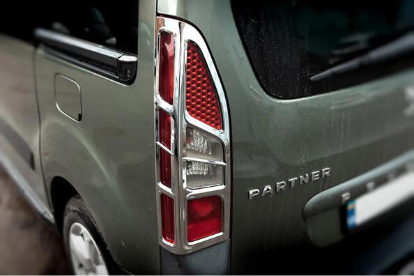 Как правильно установить хромированные накладки на задние фонари?