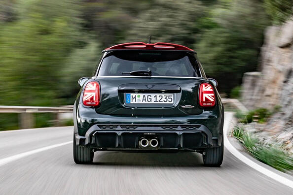 Обзор «заряженного» хэтчбека MINI John Cooper Works 3D третьего поколения фото 4
