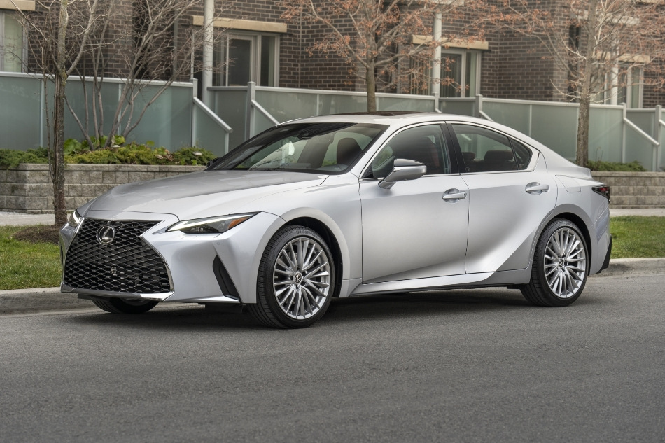 Обзор обновленного седана Lexus IS