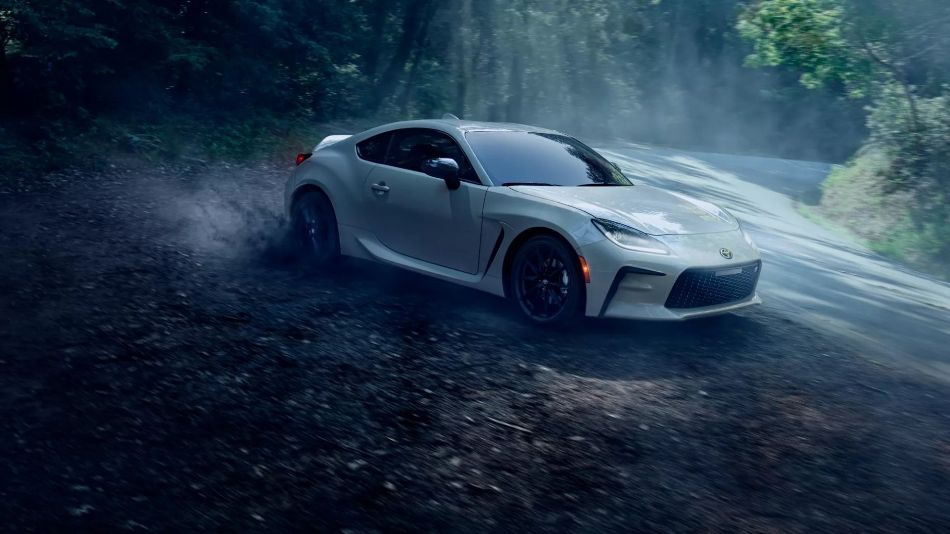Toyota GR86: обзор спортивного купе второго поколения