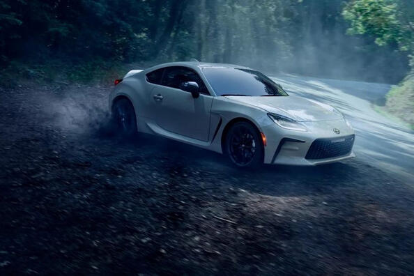 Toyota GR86: обзор спортивного купе второго поколения