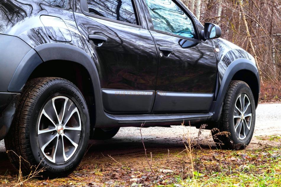 Чем лучше приклеить молдинг на автомобиле?