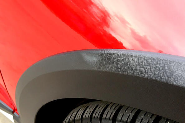 Уход за кузовом автомобиля: как придать черному пластику блеск.