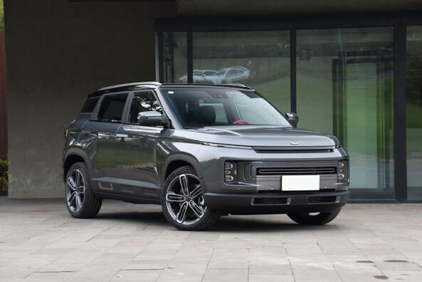 Geely ICON: стильный и технологичный гибридный кроссовер