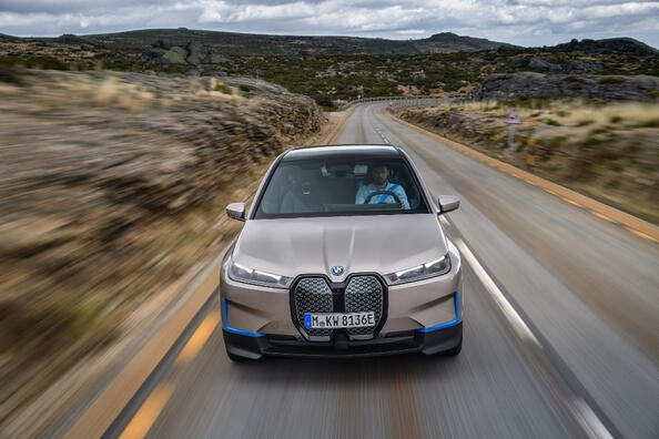 BMW iX: обзор и характеристики электрического кроссовера фото 3