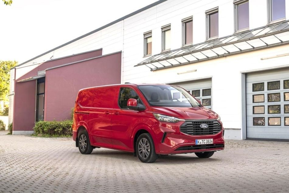 Ford Transit Custom II поколение: надежный помощник для бизнеса