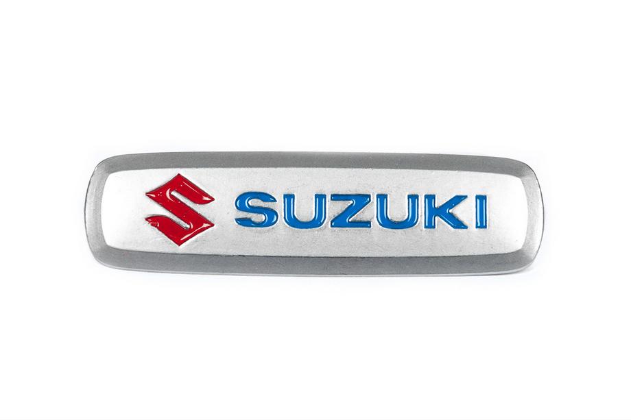 Suzuki Алюминиевый шильдик для ковриков (1 шт) Image