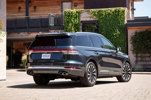 Lincoln Aviator: роскошный американский внедорожник фото 4