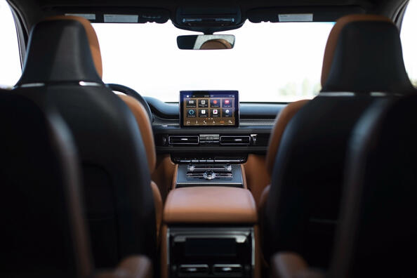 Lincoln Aviator: роскошный американский внедорожник фото 6