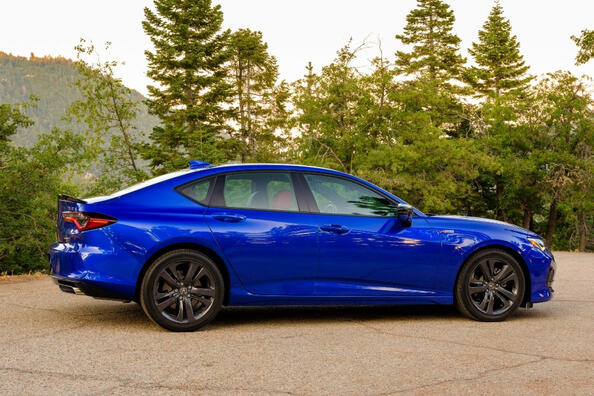 Acura TLX II поколение: седан с премиальным статусом фото 4