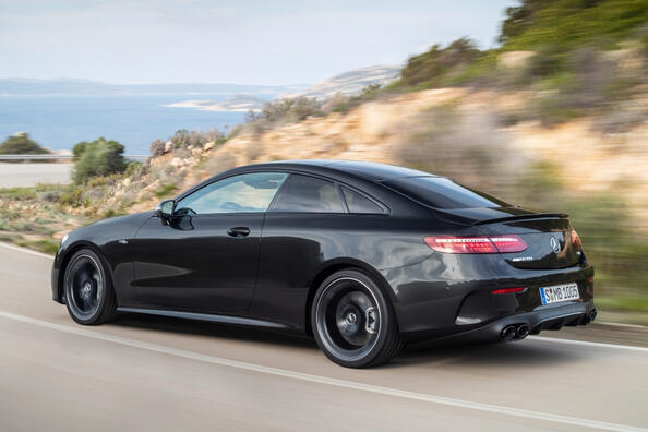Mercedes-Benz E-Class Coupe (C238): обзор высококлассного немецкого купе фото 4