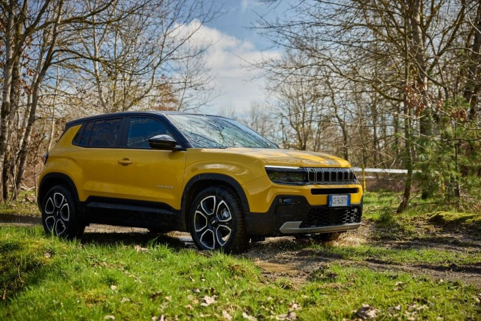 Jeep Avenger: обзор городского кроссовера