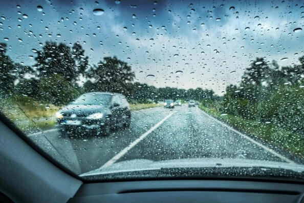 Как избежать аварии на мокрой дороге: несколько советов