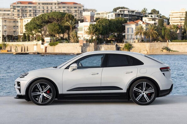 Обзор второго поколения кроссовера Porsche Macan Electric 2024 года фото 3