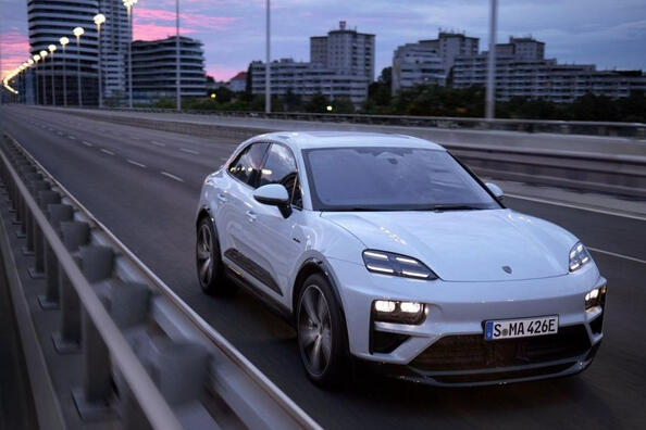 Обзор второго поколения кроссовера Porsche Macan Electric 2024 года