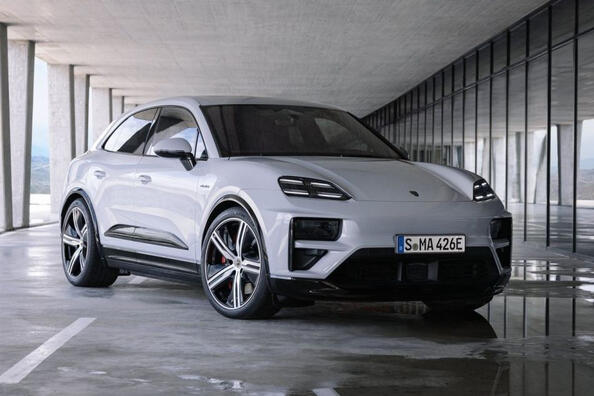 Обзор второго поколения кроссовера Porsche Macan Electric 2024 года фото 2