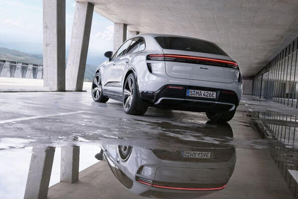 Обзор второго поколения кроссовера Porsche Macan Electric 2024 года фото 4