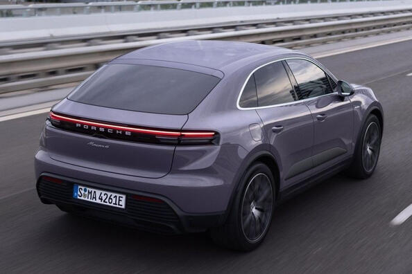 Обзор второго поколения кроссовера Porsche Macan Electric 2024 года фото 5