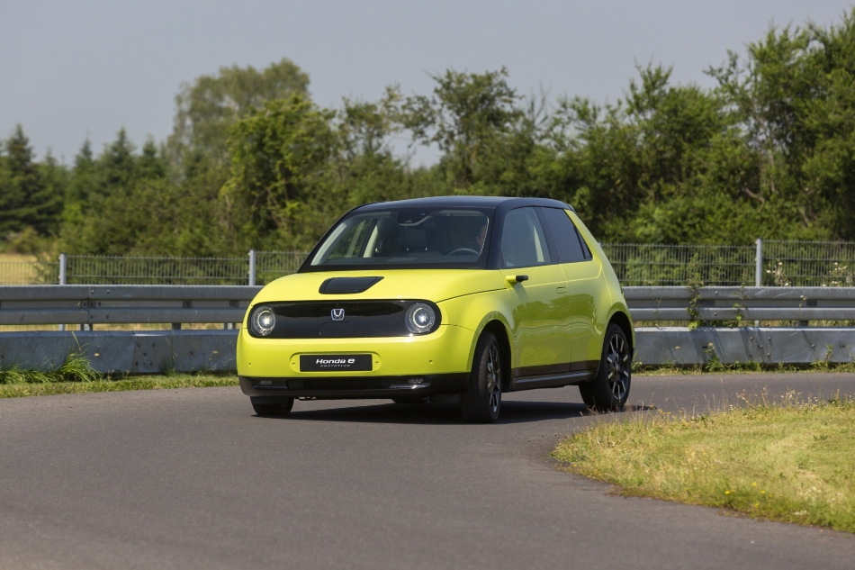 Хэтчбек Honda e: обзор компактного высокотехнологичного электромобиля