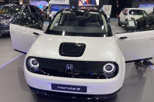 Хэтчбек Honda e: обзор компактного высокотехнологичного электромобиля фото 2
