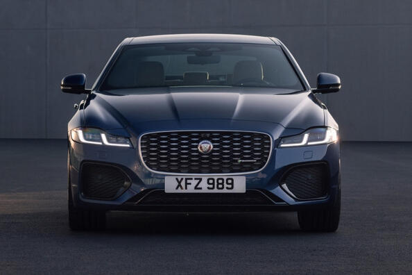 Премиальный седан Jaguar XF: роскошь в деталях