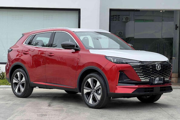 Changan CS55 PLUS II поколение: стильный кроссовер с просторным салоном фото 2