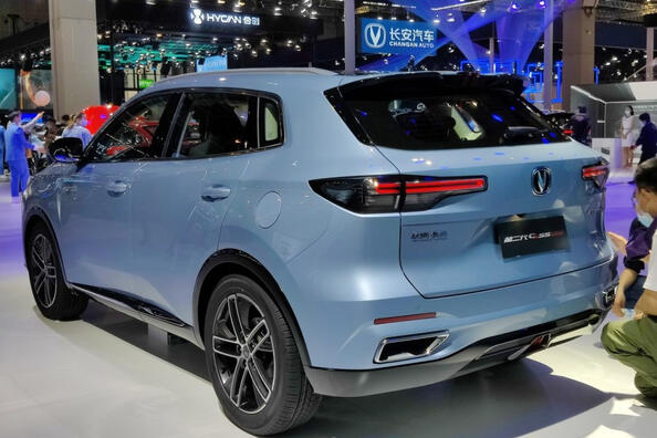 Changan CS55 PLUS II поколение: стильный кроссовер с просторным салоном фото 4