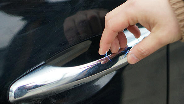 Почему иногда машина бьет током?