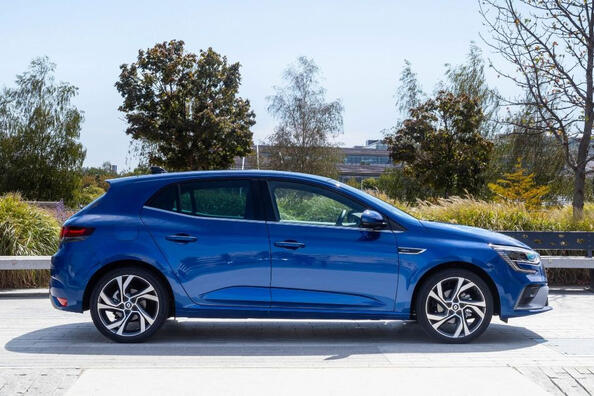 Renault Megane Hatchback: французский шарм с новыми технологиями фото 3