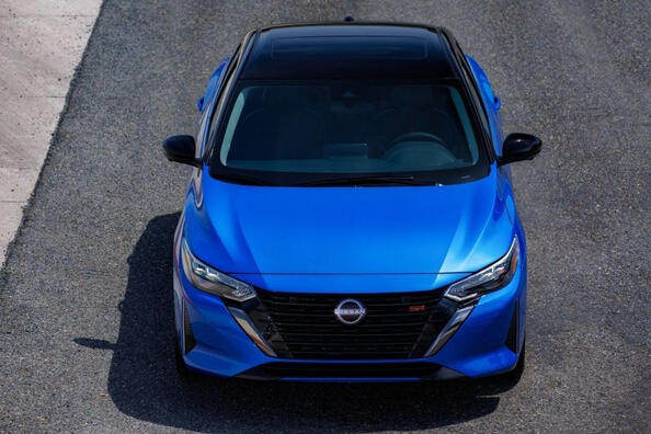 Nissan Sentra 2023: седан среднего класса с обновленным видом