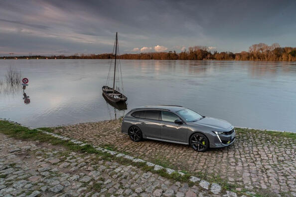 Обзор 360-сильного гибридного универсала Peugeot 508 SW PSE фото 2