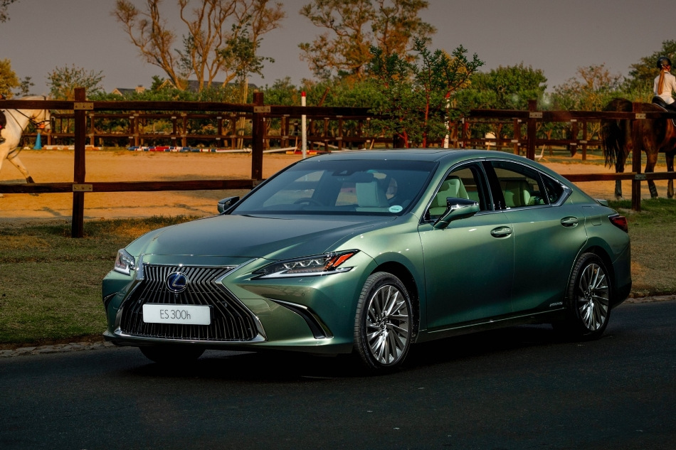 Lexus ES Hybrid: роскошь и тишина на электротяге