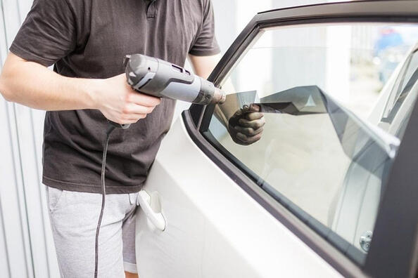 Надоело тонирование? Удаляем старую пленку с авто своими руками