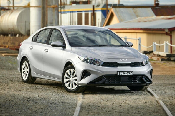 Обзор стильного и практичного седана для KIA Cerato.