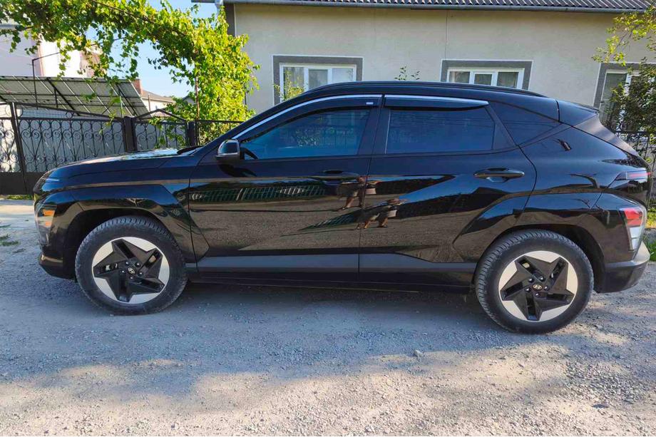 Hyundai Kona 2023- гг. Ветровики с хромированным молдингом (4 шт, Niken) Фото 5