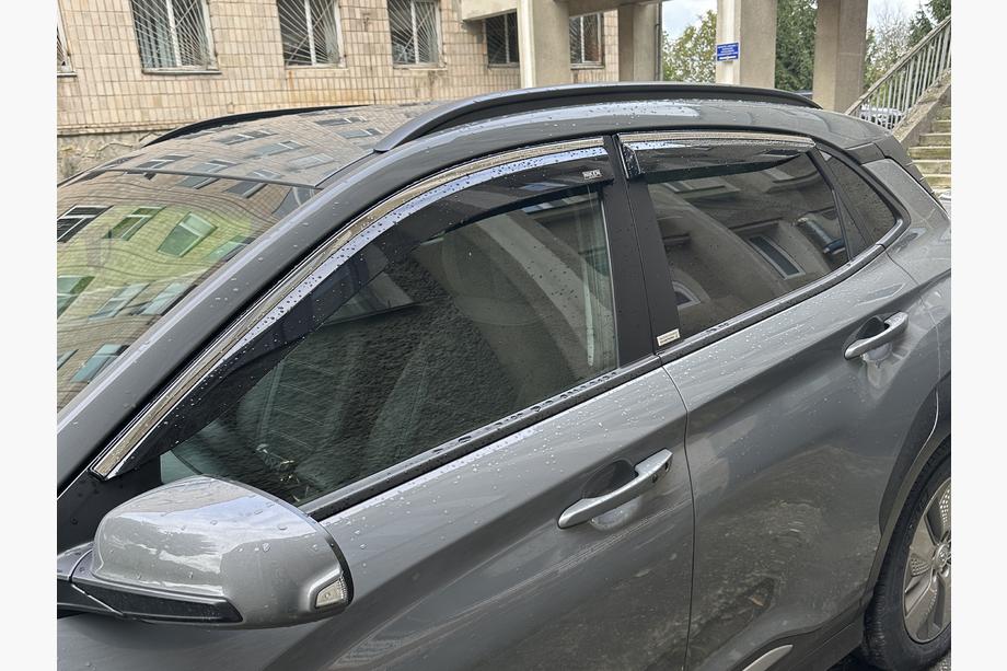 Hyundai Kona 2023- гг. Ветровики с хромированным молдингом (4 шт, Niken) Фото 2