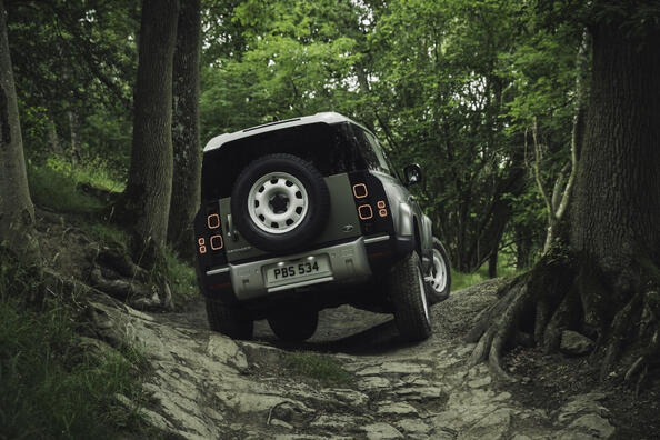 Land Rover Defender 90: обзор трехдверного внедорожника фото 3