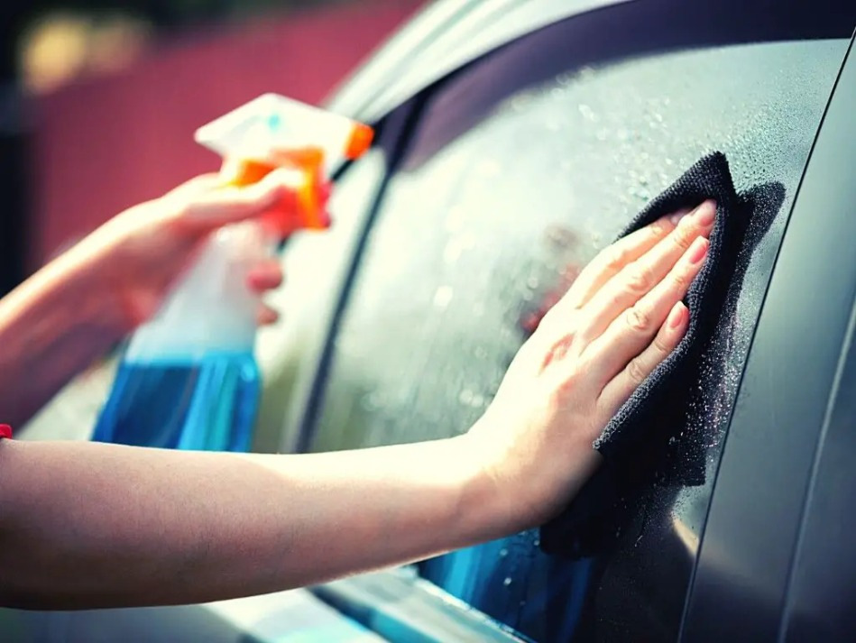 Как удалить следы скотча из автомобильного стекла