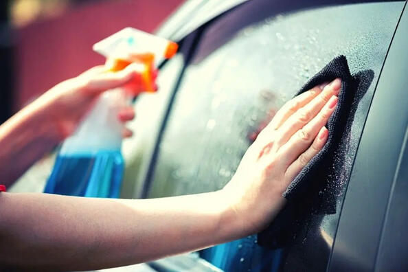 Как удалить следы скотча из автомобильного стекла
